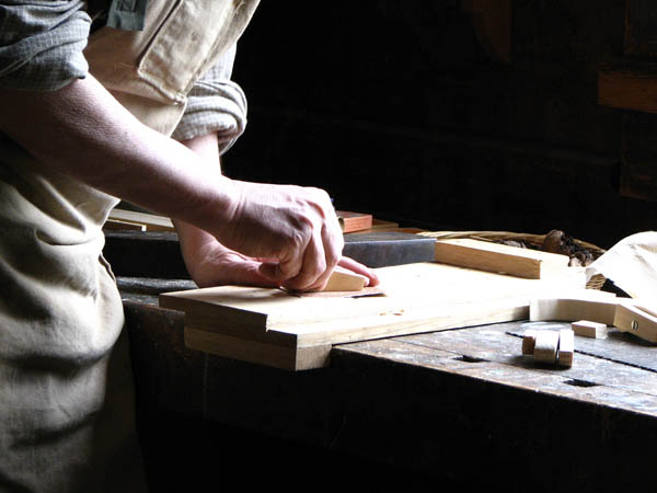 Nacemos de la influencia y formación  heredada en el sector de la <strong>carpintería de madera y ebanistería  en Huélaga.</strong>